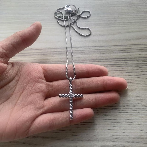 David Yurman Classic Cross Pendant, sterling silver with center diamond - Picture 4 of 9